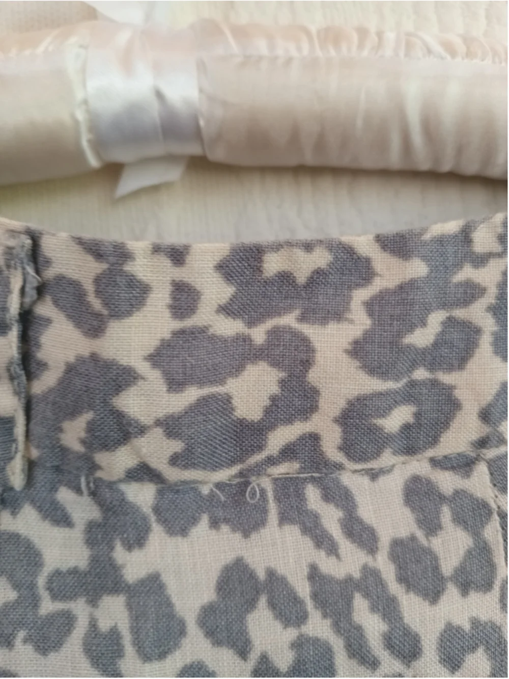 Cynthia Rowley linen shorts gray beige leopard animal print neutral Y2K low rise